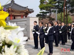 中国驻韩国大使馆和在韩侨胞代表共同祭扫仁川华侨公墓